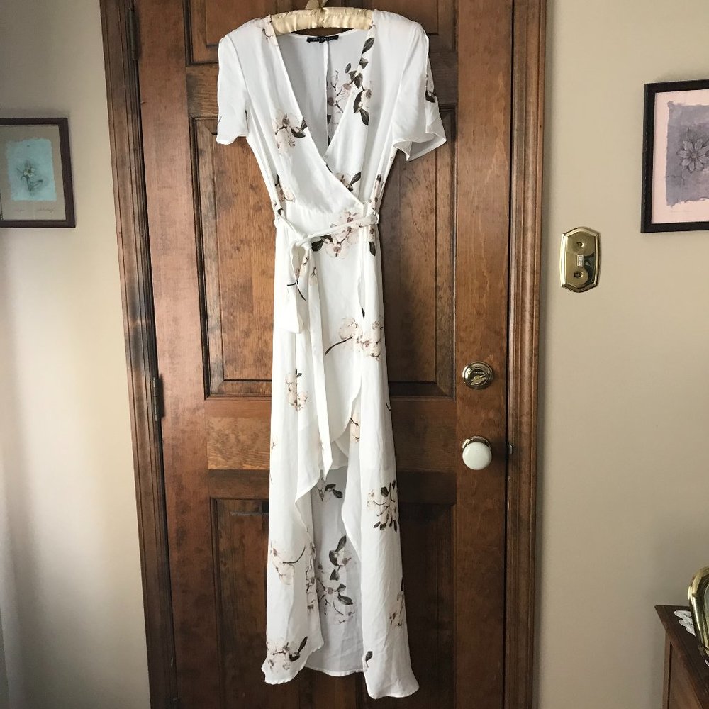 Dynamite Ivory w/Flowers Wrap Maxi Cascade Dress X-Small
